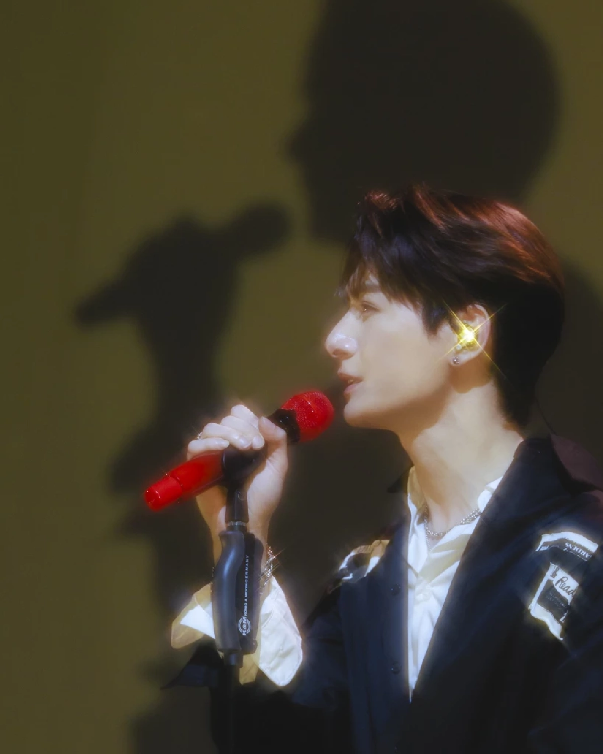 'คริส พีรวัส' เสิร์ฟโมเมนต์สุดฟิน! เปิดอัลบั้มแรก 'SILHOUETTES'
