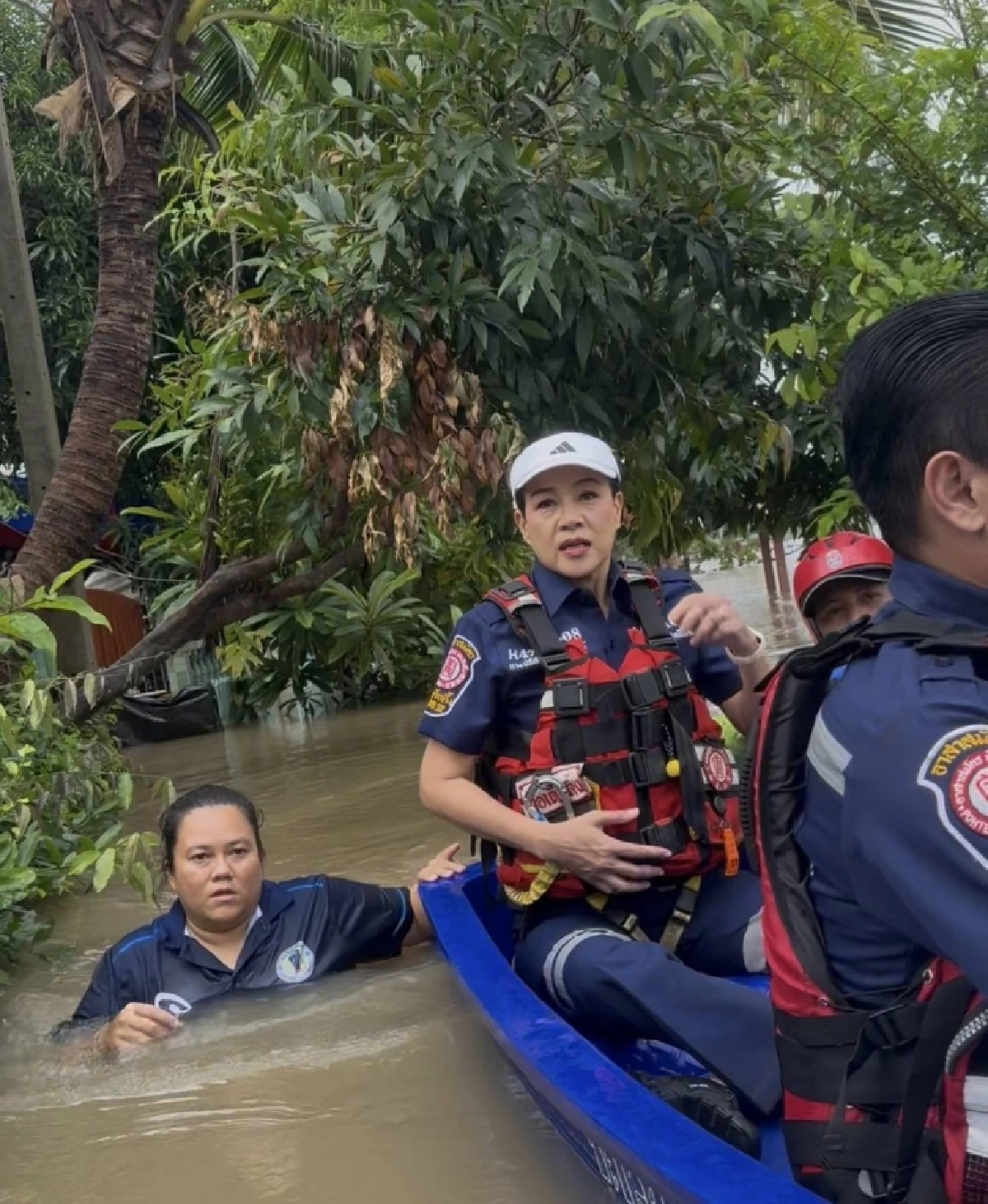 "กบ ปภัสรา" ลุยฝนลงเรือแจกของช่วยน้ำท่วม ลั่น! น้ำจะสูงแค่ไหน เราก็ไม่หวั่น