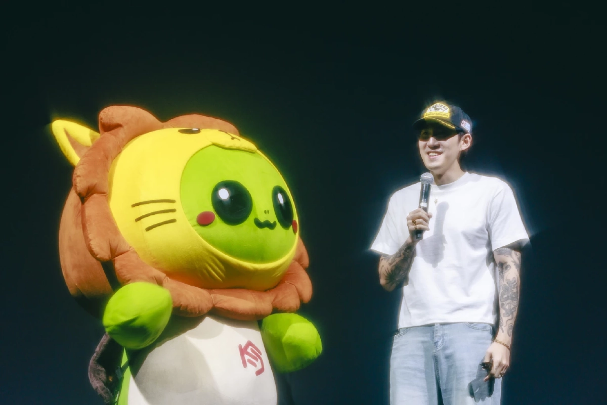 'คริส พีรวัส' เสิร์ฟโมเมนต์สุดฟิน! เปิดอัลบั้มแรก 'SILHOUETTES'