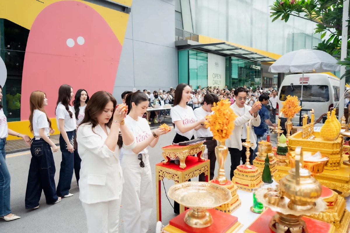'จินนี่-เจน่า' นำทีมบวงสรวง 'รับจ้างเลิกรัก' ซีรีส์ใหม่! แฟนคลับปักหมุดรอ