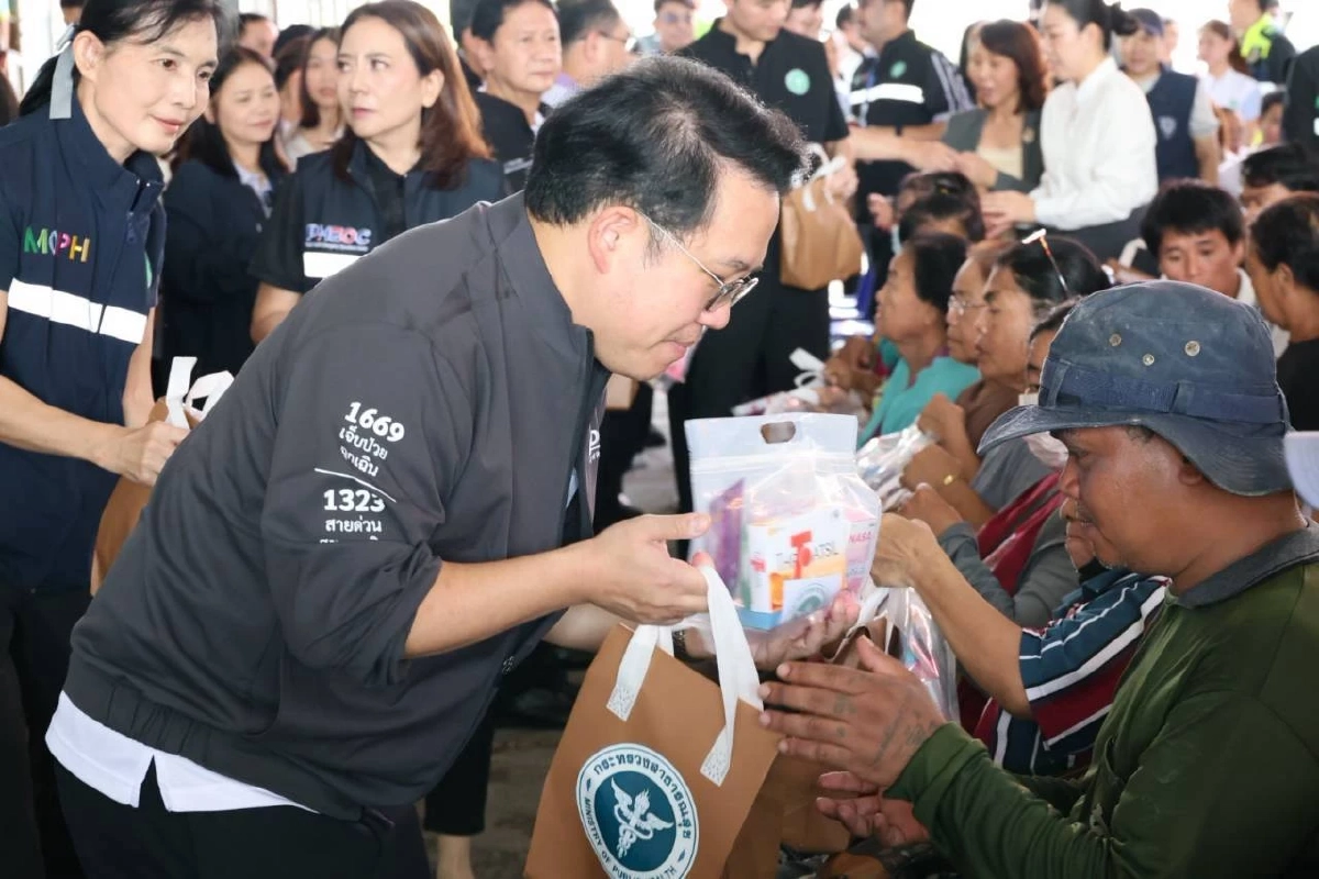 “รมว.สธ” ลุยปทุมธานี ห่วงสุขภาพผู้ประสบภัย เร่งเฝ้าระวังโรคหลังน้ำท่วม