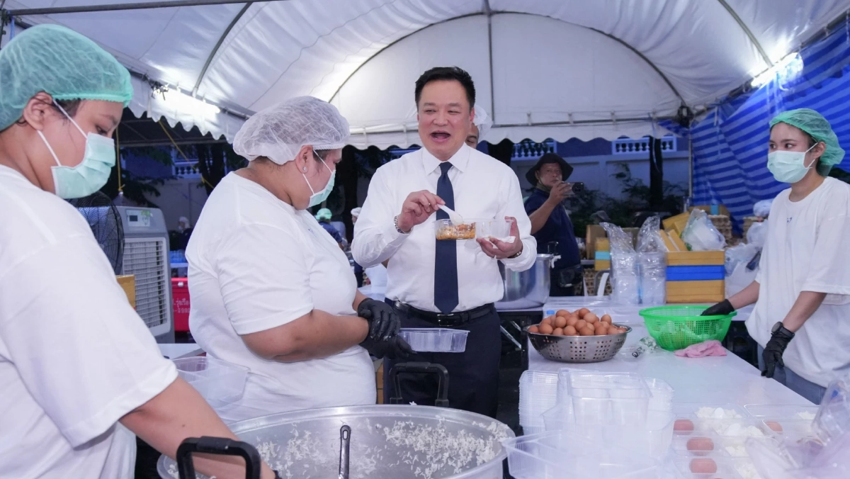 นายกฯ ตรวจโรงครัวภูมิใจไทย สวมบทเชฟ ทำ "ผัดกะเพรา-หมูทอด"