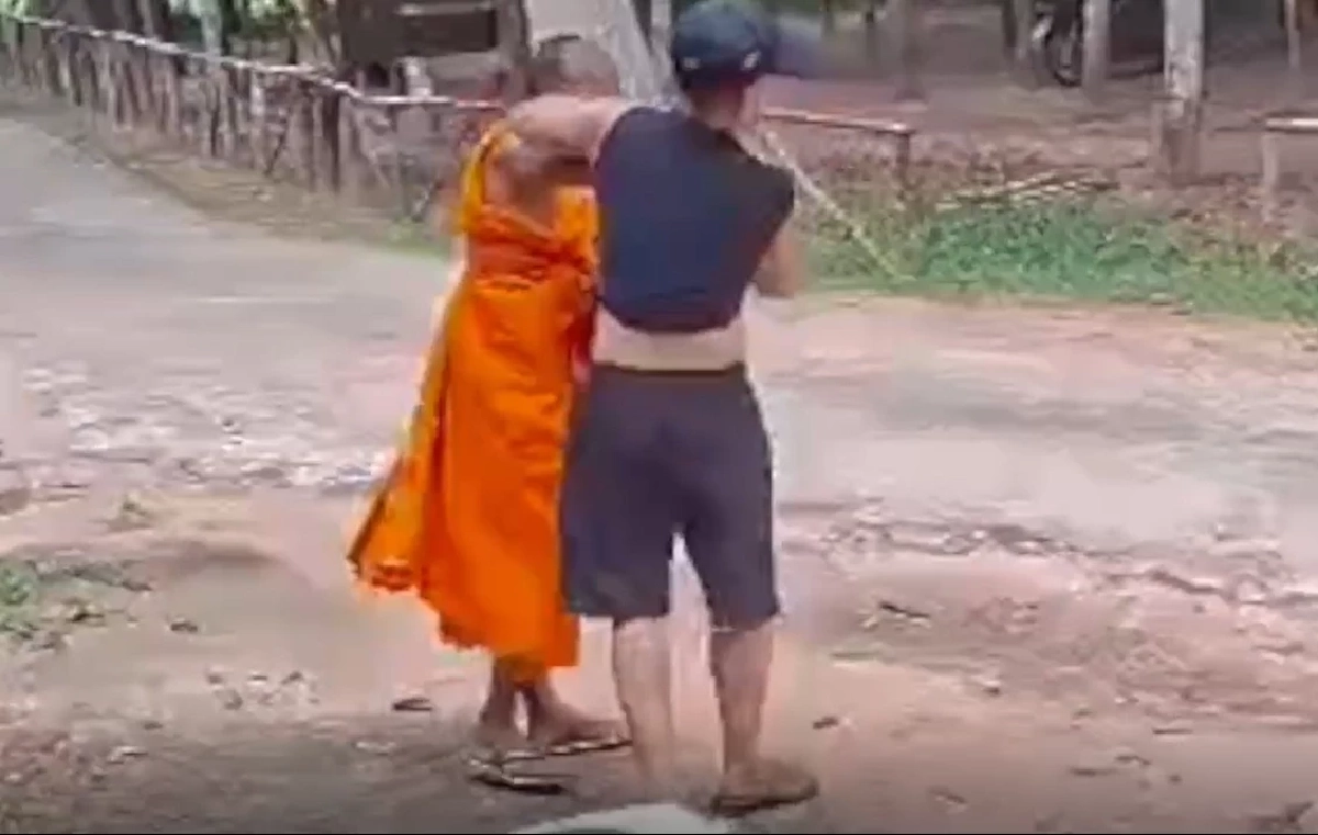 พระฉุน! โดนทวงสายชาร์จ กระชากคอเสื้อ-ต่อยหน้าชาวบ้าน ล่าสุดสึกแล้ว