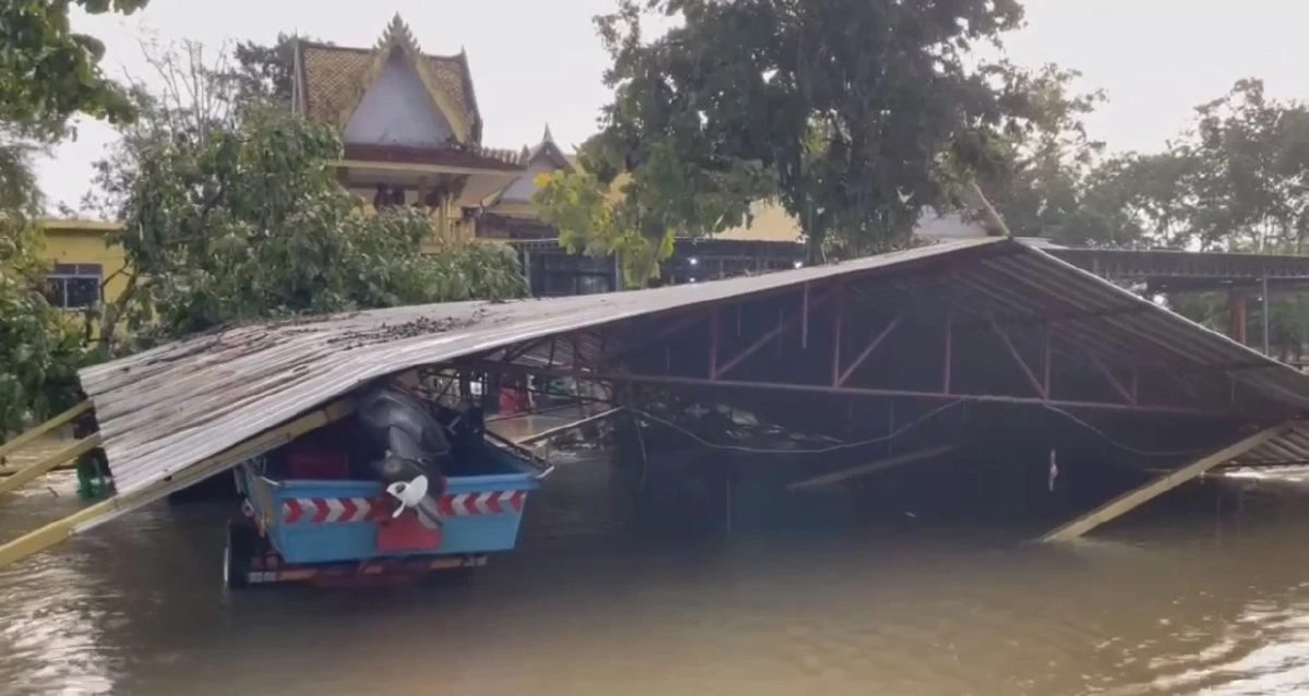บุญคุ้มครอง! ลมพัดต้นไม้ทับหลังคาวัด ก่อนถล่มใส่รถกู้ภัยช่วยน้ำท่วม