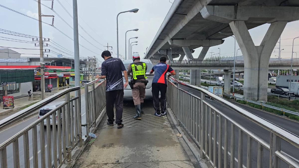 GPS ทำเรื่อง หญิง 83 ปี ขับเก๋งขึ้นสะพานกลับรถ จยย. ติดแหง็ก ยางแตก!