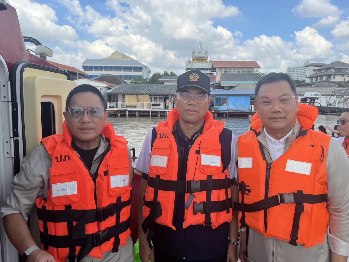 ปธ. - รองปธ.ปปร.28 ลุยนนทบุรีล่องเรือแจกถุงยังชีพ ให้กำลังใจชาวบ้าน