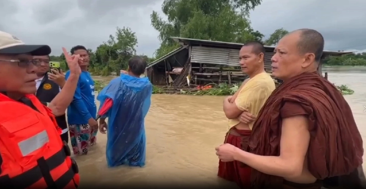 รถพระวัดป่าถูกน้ำป่าซัดจมกลางลำห้วย พระ-แม่ชี เกาะต้นไม้รอดหวุดหวิด ยังสูญหาย 1
