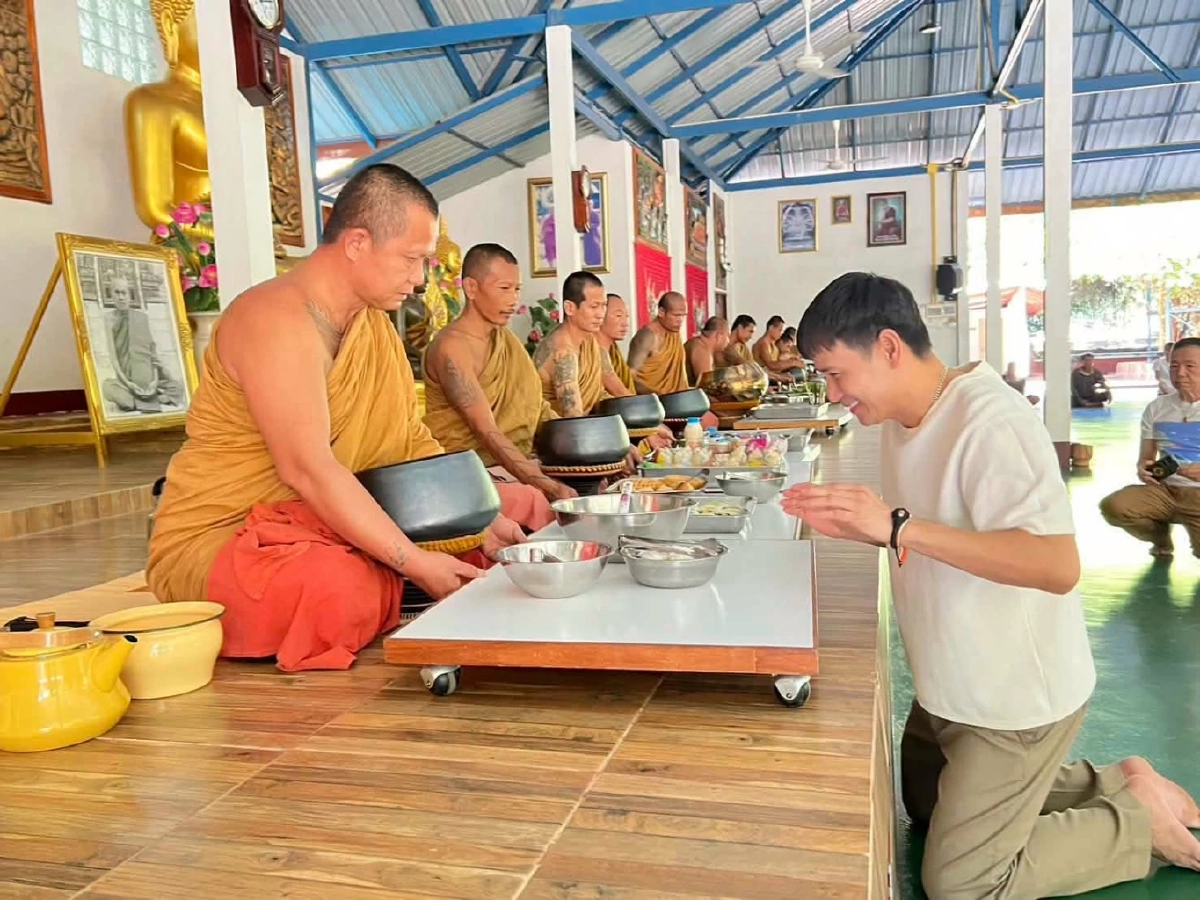 'ไผ่ พงศธร' เตะบอล 2 แมตช์รวดในวันเดียว ทั้งพาแม่ทำบุญ-ส่งต่อโอกาส