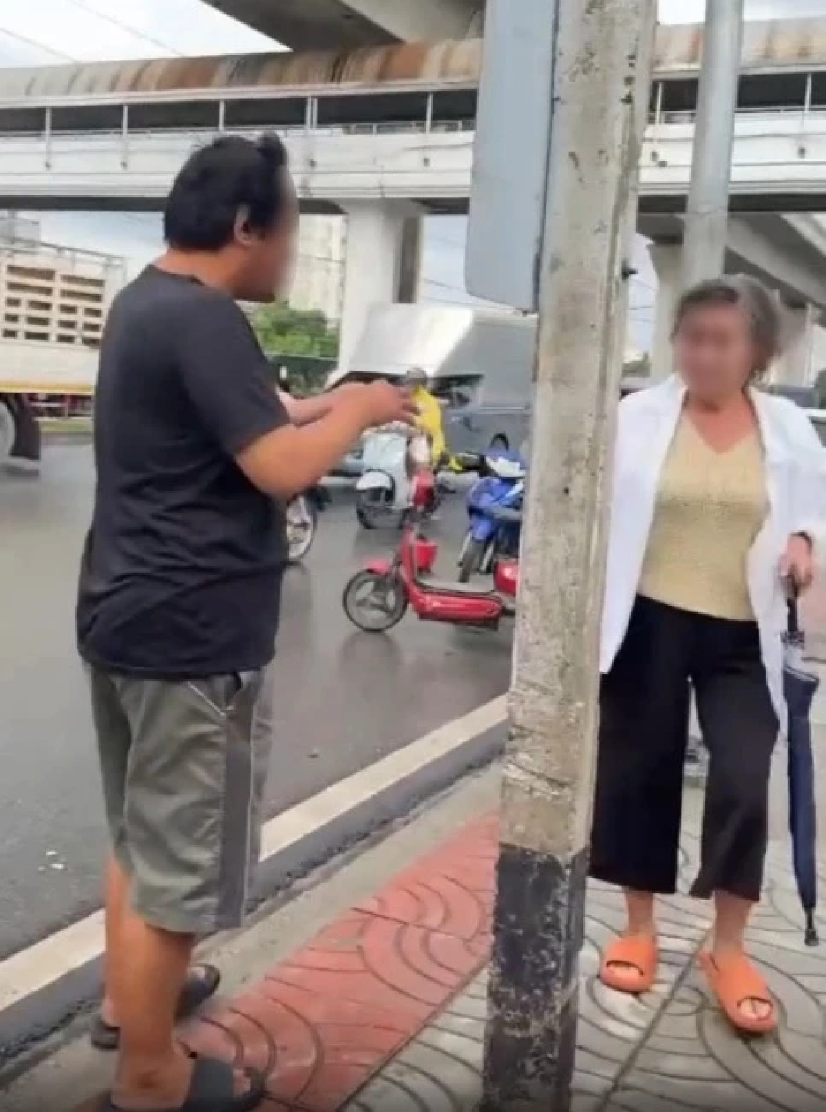 แม่ค้าสุดทน! แจ้ง ตำรวจรวบชายขู่ไถเงินเด็กหน้าโรงเรียน อ้างไม่มีค่ารถ