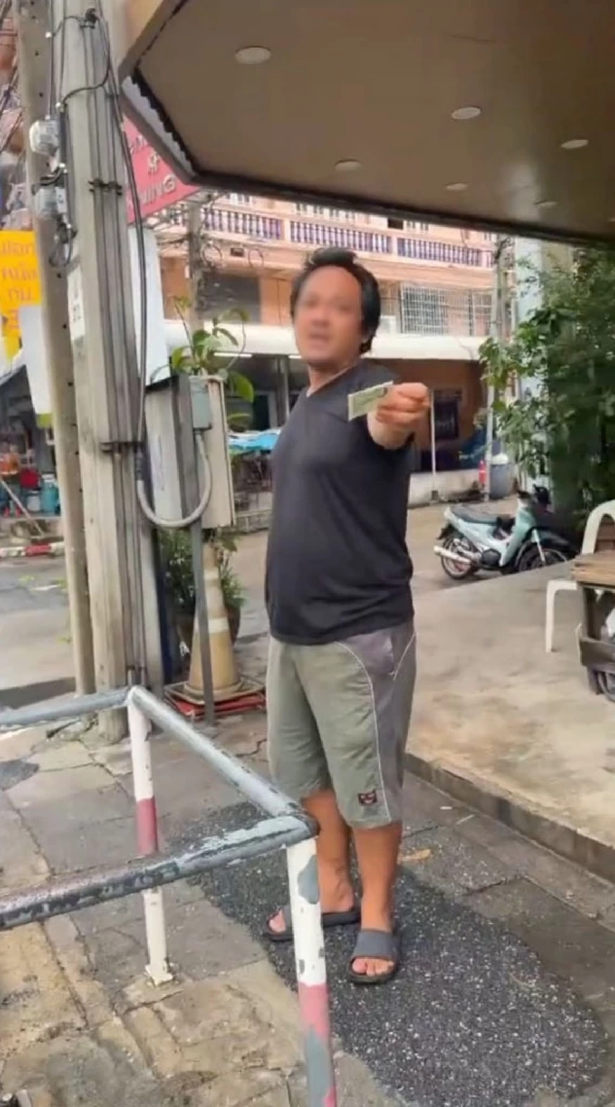 แม่ค้าสุดทน! แจ้ง ตำรวจรวบชายขู่ไถเงินเด็กหน้าโรงเรียน อ้างไม่มีค่ารถ