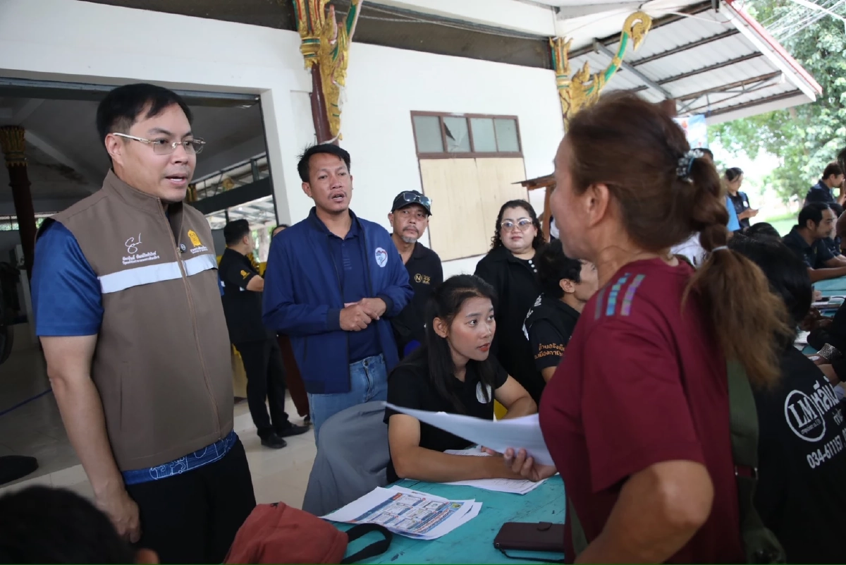 ‘อัครนันท์’ ผนึกกำลัง ‘ครู สกร.’ ลุยน้ำท่วม ช่วยชาวบ้านยื่นเยียวยา 9,000 บาท