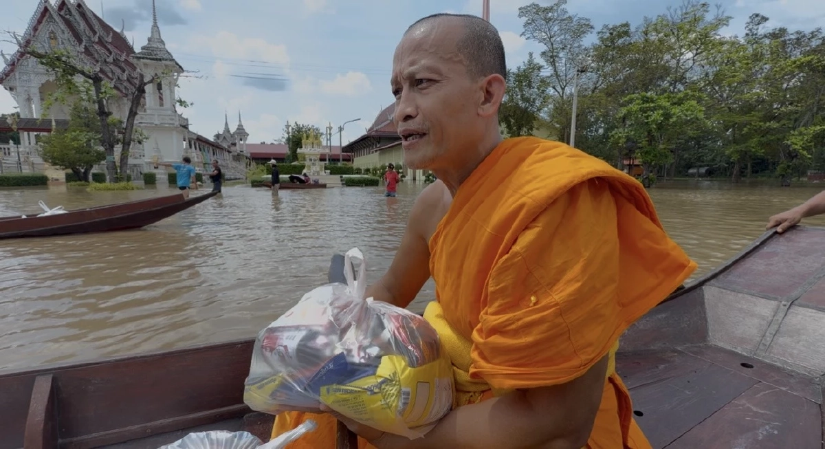 พระไม่ทิ้งโยม! เจ้าอาวาสวัดไทร พายเรือลุยน้ำท่วม แจกเสบียงถึงหน้าบ้าน