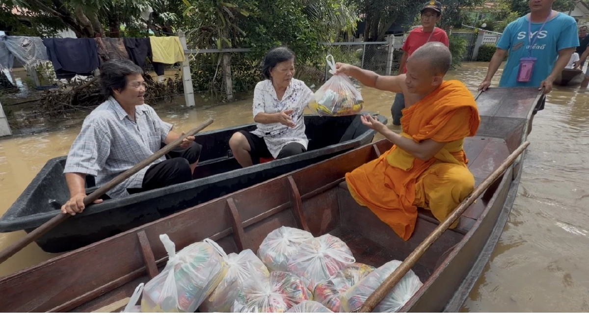 พระไม่ทิ้งโยม! เจ้าอาวาสวัดไทร พายเรือลุยน้ำท่วม แจกเสบียงถึงหน้าบ้าน