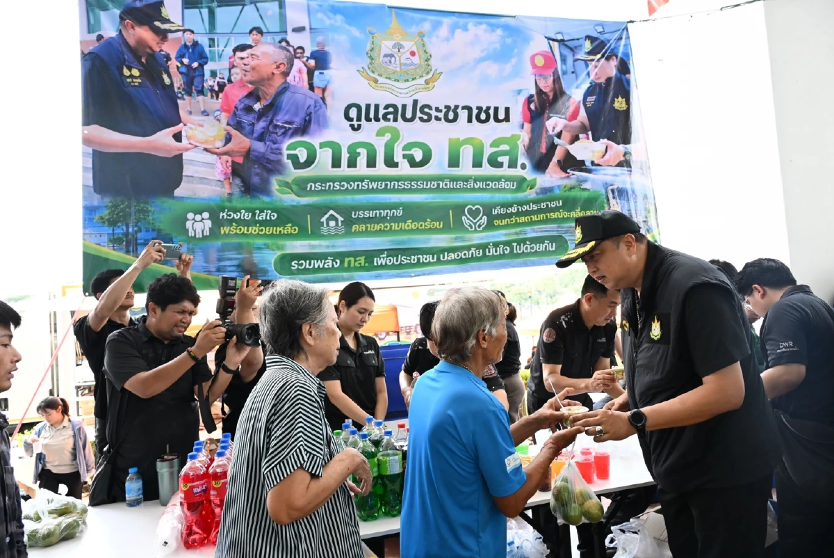 ดูแลครบทุกชีวิต! "รมว.สุชาติ" ลงลาดกระบัง ขนเสบียงช่วยทั้งคนทั้งสัตว์