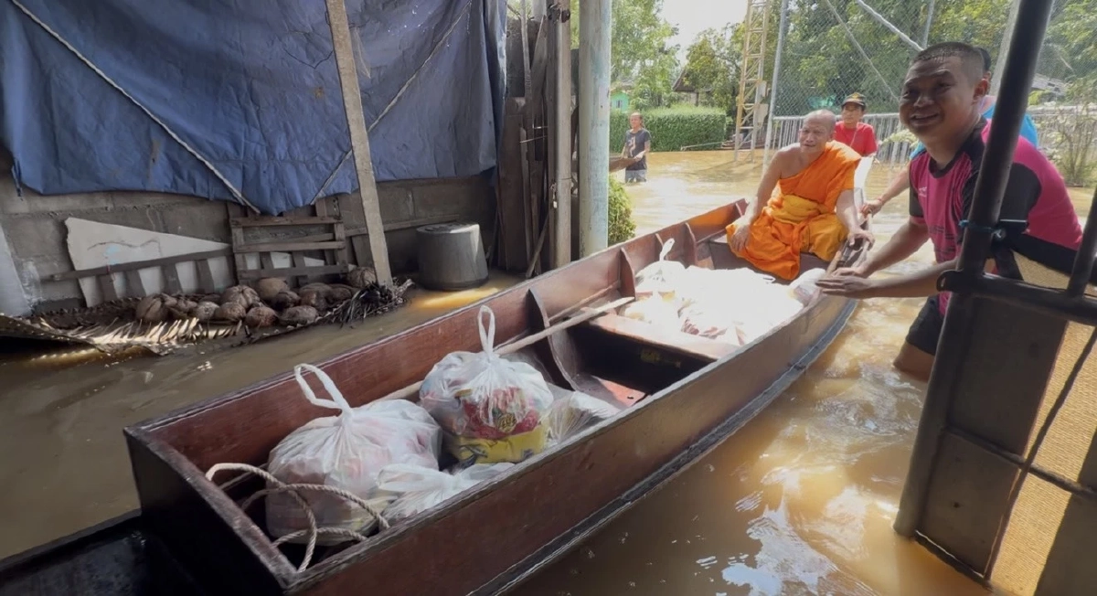 พระไม่ทิ้งโยม! เจ้าอาวาสวัดไทร พายเรือลุยน้ำท่วม แจกเสบียงถึงหน้าบ้าน