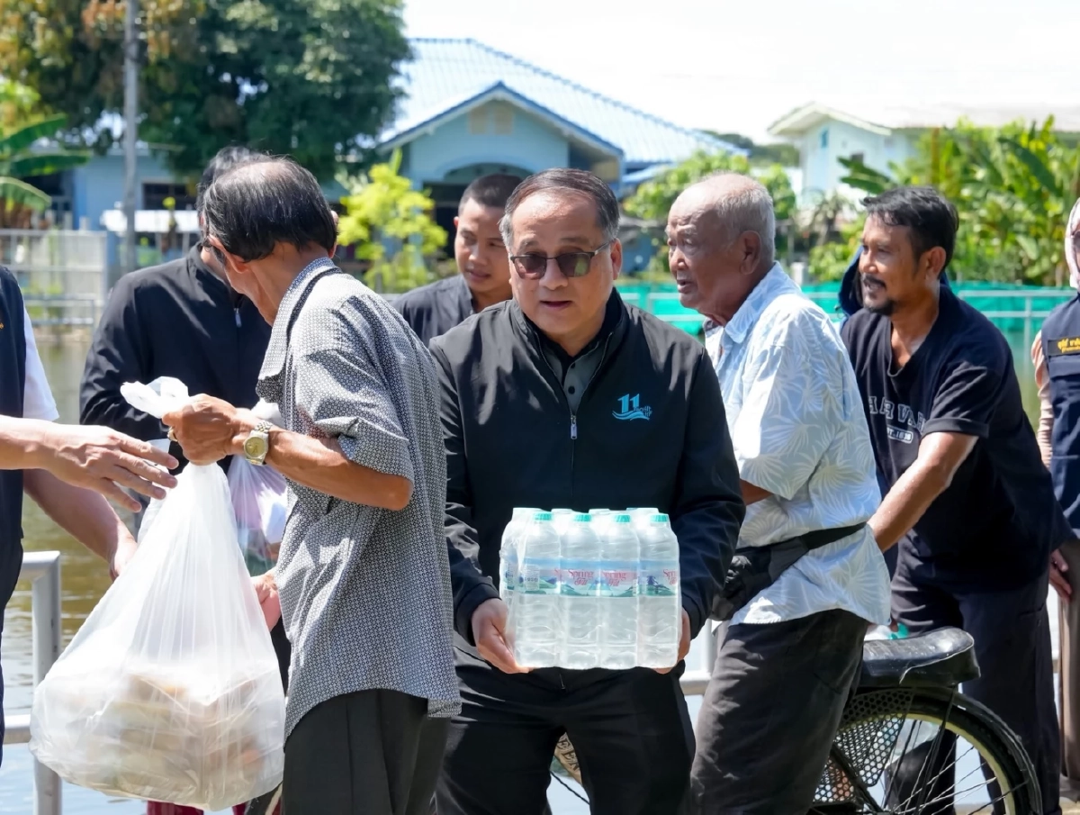 กรมชลฯ ส่งความช่วยเหลือถึงชาวหนองจอก มอบถุงยังชีพผ่านผู้นำชุมชน เร่งจัดการน้ำ บรรเทาความเดือดร้อน