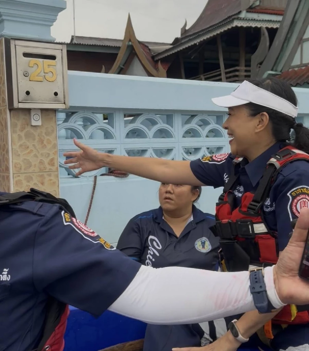 "กบ ปภัสรา" ลุยฝนลงเรือแจกของช่วยน้ำท่วม ลั่น! น้ำจะสูงแค่ไหน เราก็ไม่หวั่น