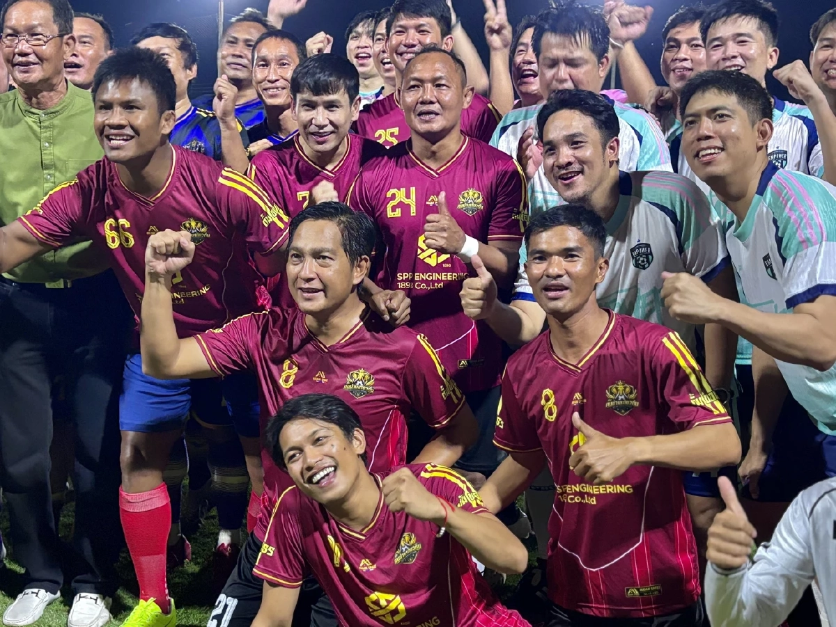 'ไผ่ พงศธร' เตะบอล 2 แมตช์รวดในวันเดียว ทั้งพาแม่ทำบุญ-ส่งต่อโอกาส