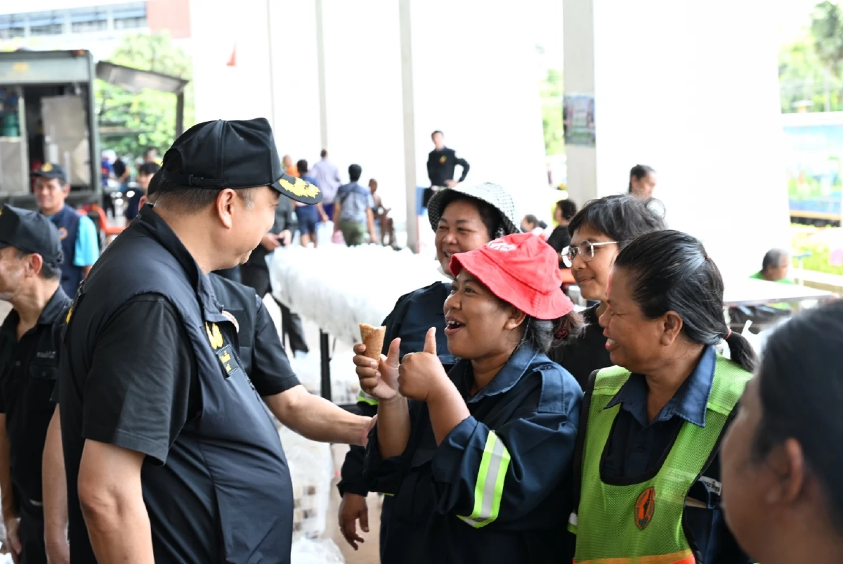ดูแลครบทุกชีวิต! "รมว.สุชาติ" ลงลาดกระบัง ขนเสบียงช่วยทั้งคนทั้งสัตว์