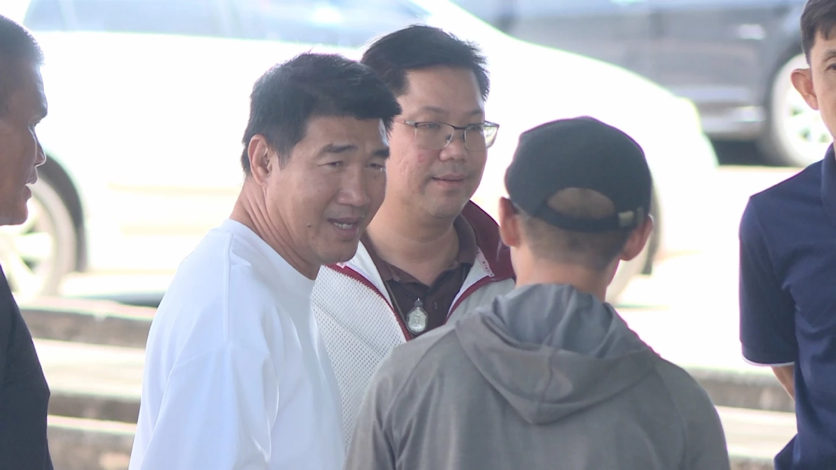 "สมรักษ์" ยิ้มออก ศาลให้ประกันตัว คดีพรากผู้เยาว์ วงเงิน 3 แสน