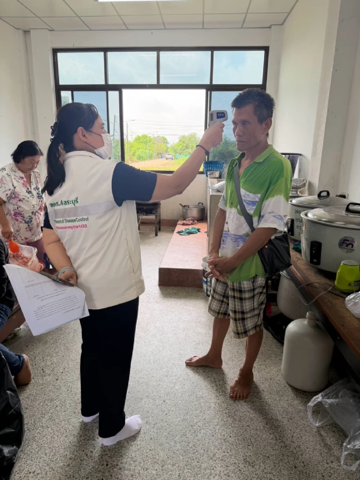 “รมว.สธ” ลุยปทุมธานี ห่วงสุขภาพผู้ประสบภัย เร่งเฝ้าระวังโรคหลังน้ำท่วม