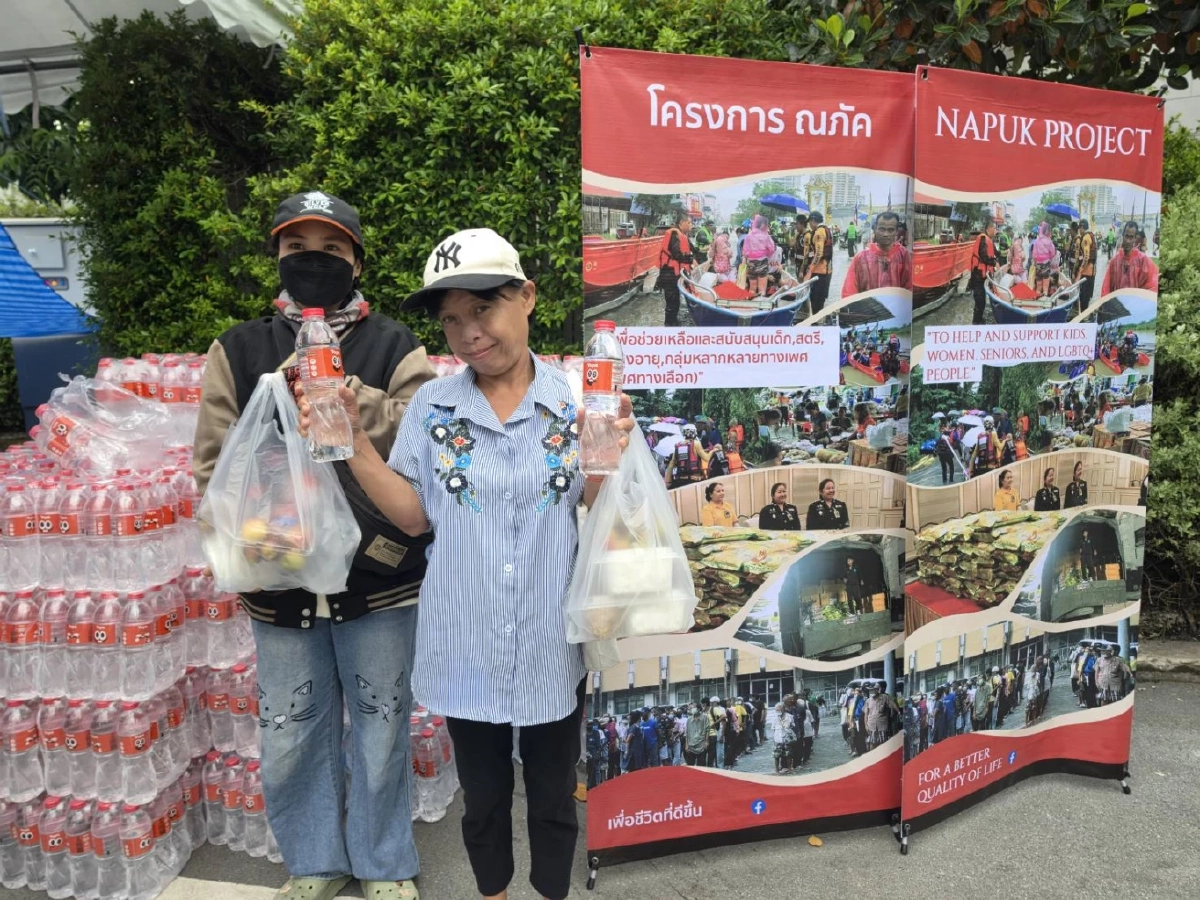 รวมดาราทำจิตอาสา ช่วยผู้ประสบภัยน้ำท่วม ขณะที่ "ฮันนี่" ส่งน้ำใจต่อเนื่อง