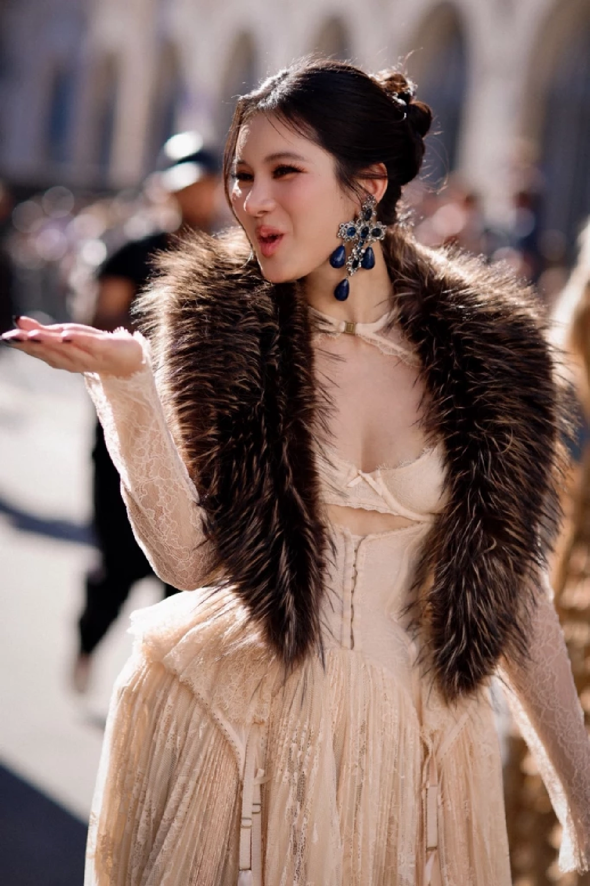 โซเชียลจับตา "ออน สมฤทัย" โดดเด่นเกินต้าน Paris Fashion Week 2026