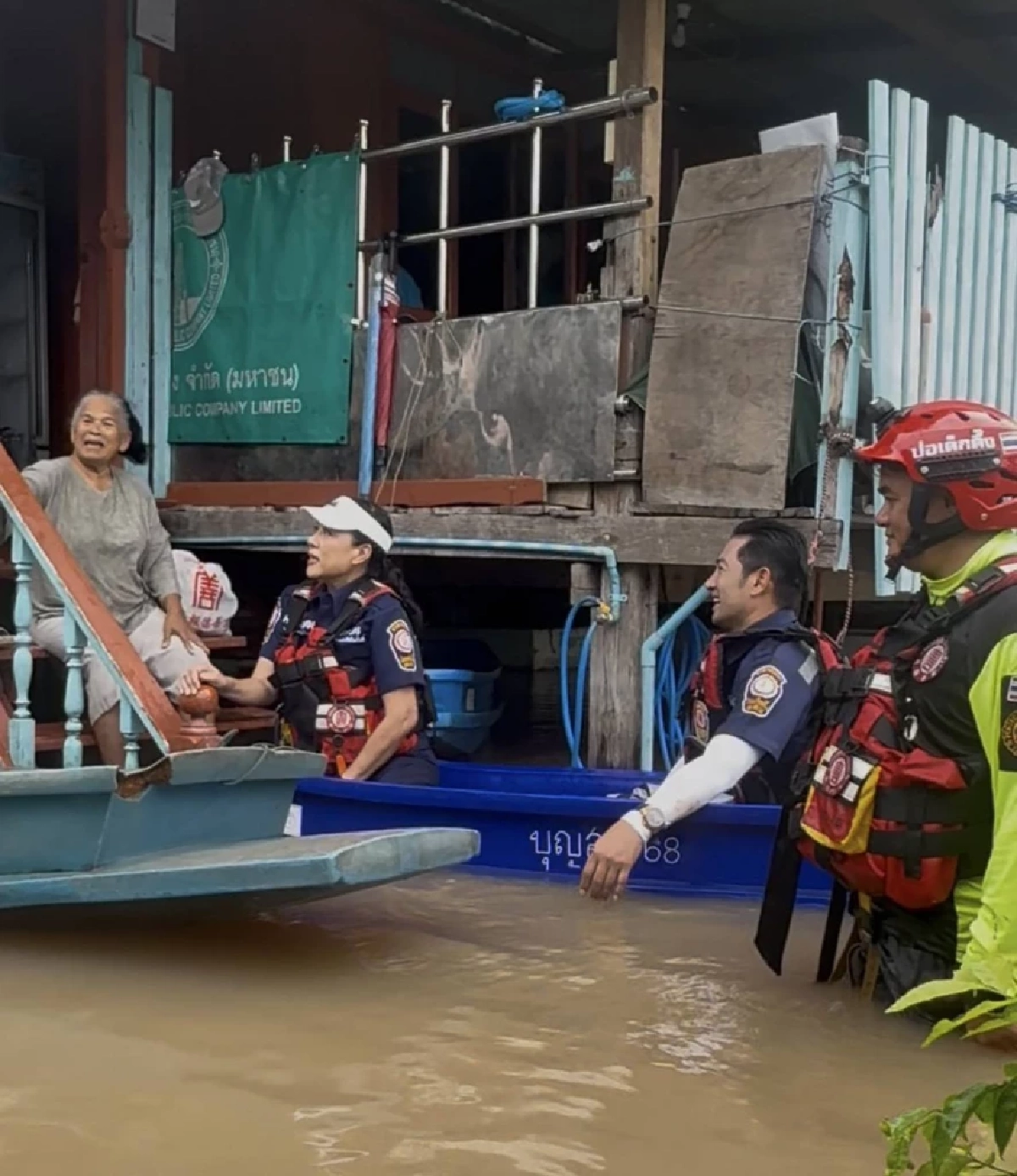 "กบ ปภัสรา" ลุยฝนลงเรือแจกของช่วยน้ำท่วม ลั่น! น้ำจะสูงแค่ไหน เราก็ไม่หวั่น