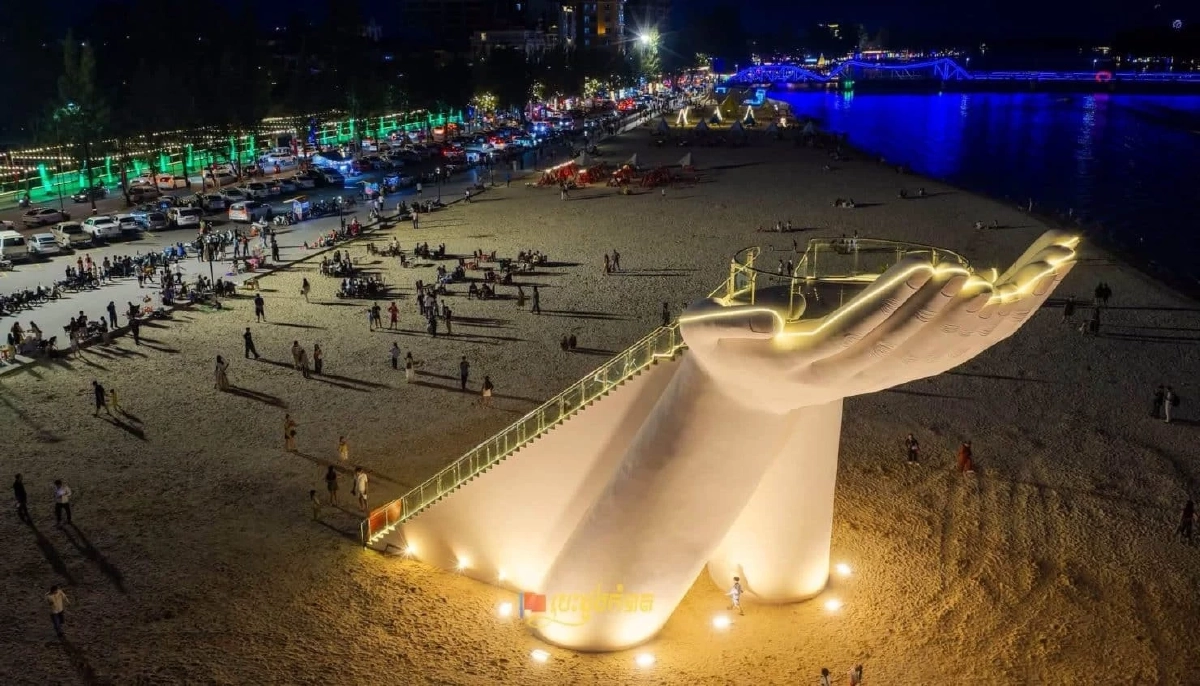 ส่องเขมร! เปิดตัว “ฝ่ามือแห่งความสุข” แลนด์มาร์กใหม่ ริมหาดกำปอต