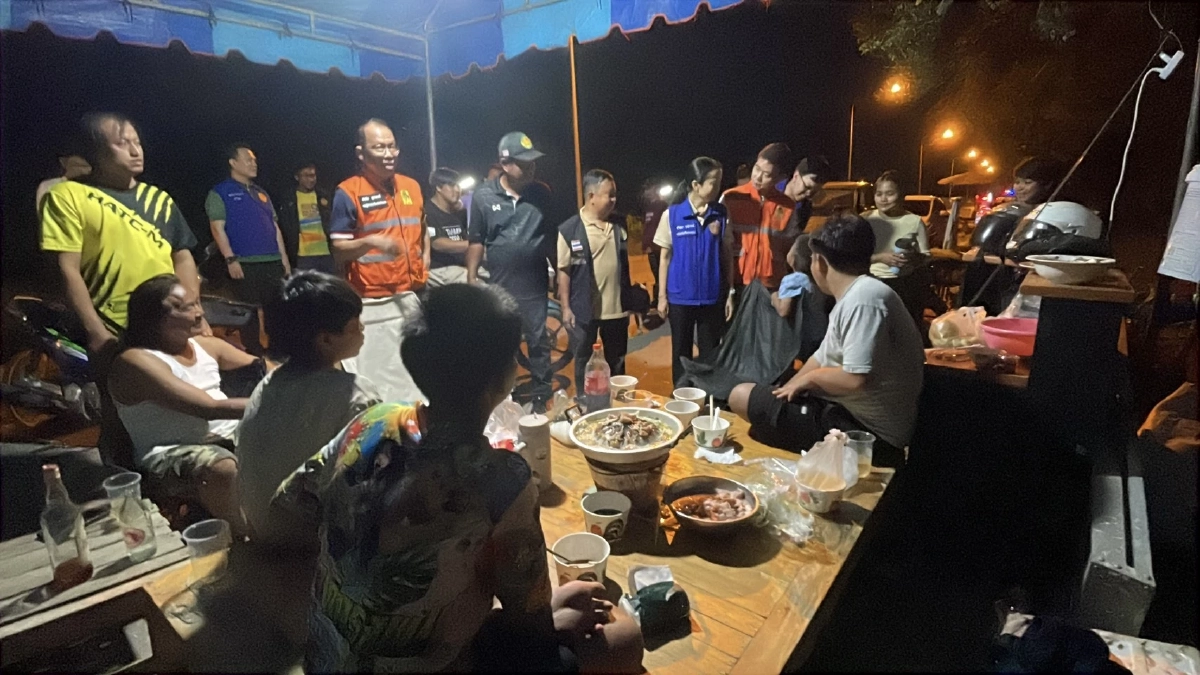 คลายเครียดน้ำท่วม ล้อมวงกินหมูกระทะ เผยท่วมทุกปี ปรับตัวอยู่ให้ได้
