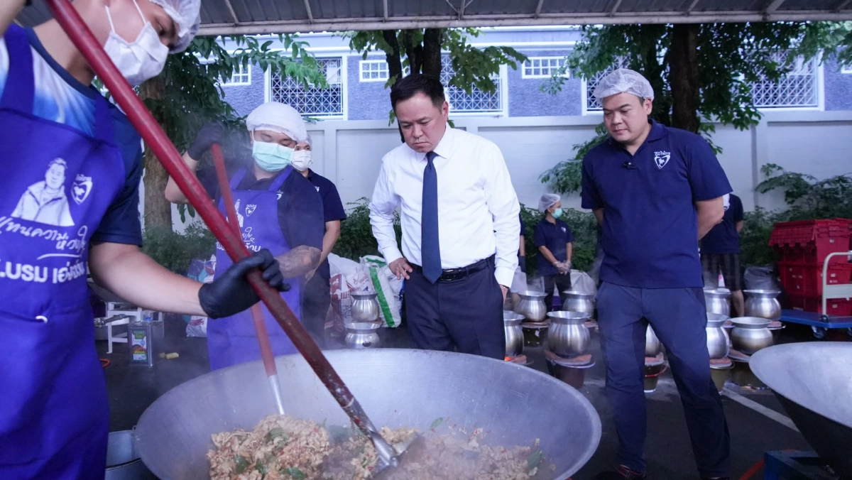 นายกฯ ตรวจโรงครัวภูมิใจไทย สวมบทเชฟ ทำ "ผัดกะเพรา-หมูทอด"