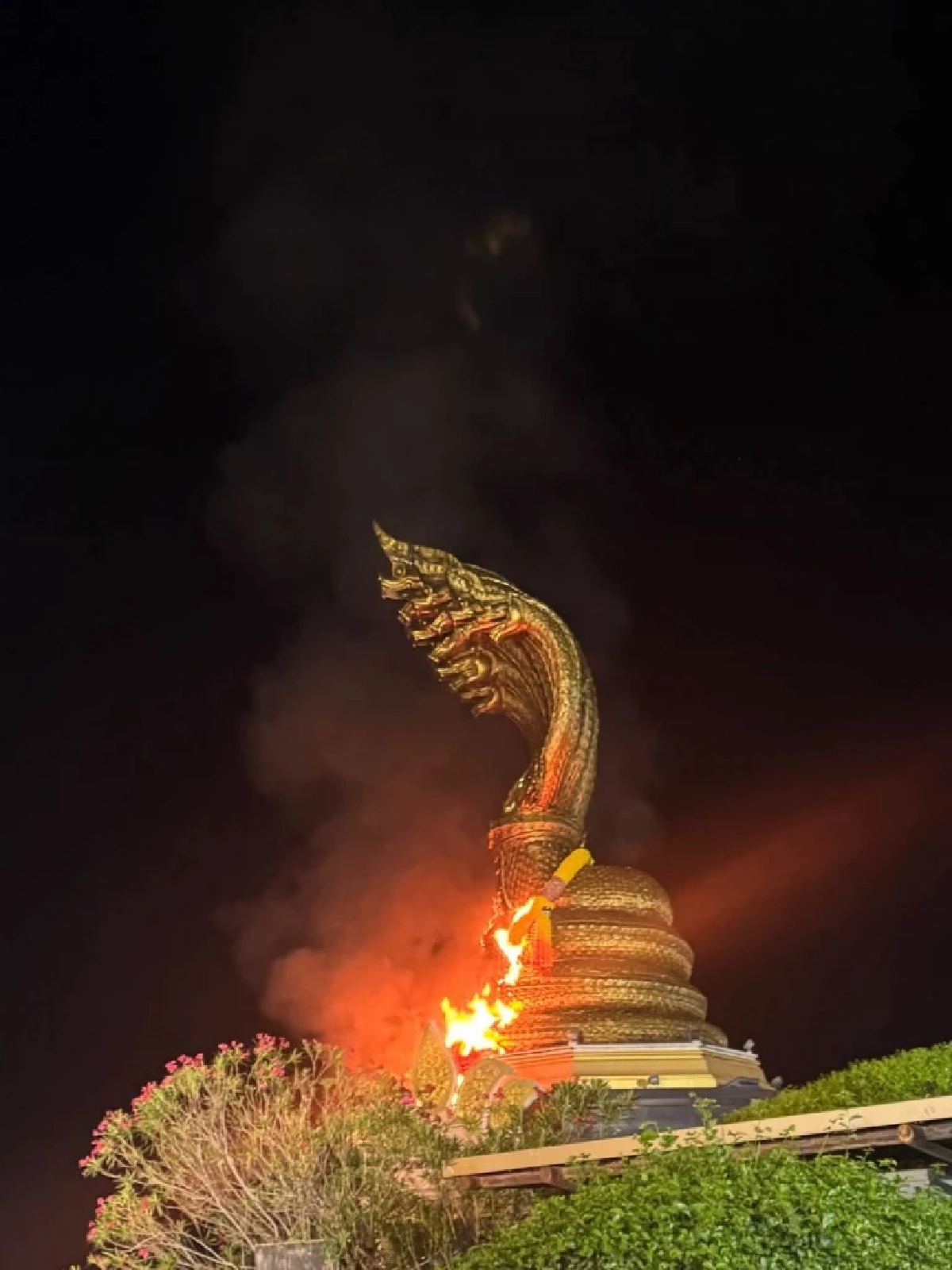 สามเณร ทำพิธีขอขมา องค์ปู่พญาศรีสัตตนาคราช หลังจุดพลุถวาย จนเพลิงไหม้