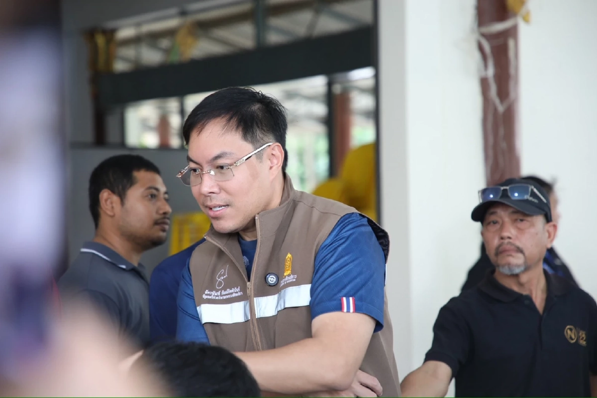 ‘อัครนันท์’ ผนึกกำลัง ‘ครู สกร.’ ลุยน้ำท่วม ช่วยชาวบ้านยื่นเยียวยา 9,000 บาท