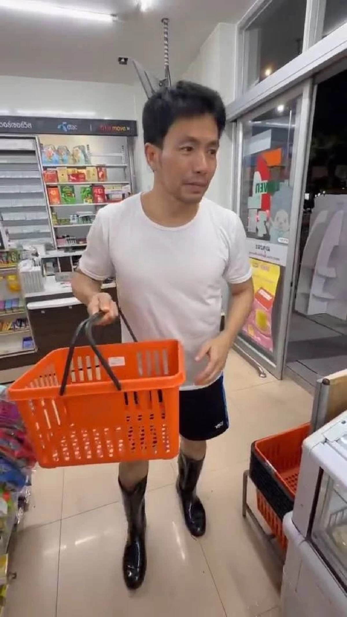 "หมอสอง - ออน สมฤทัย" ติดน้ำท่วม 4 วัน ออกจากบ้านได้วันแรก รีบไปบริจาคเลย