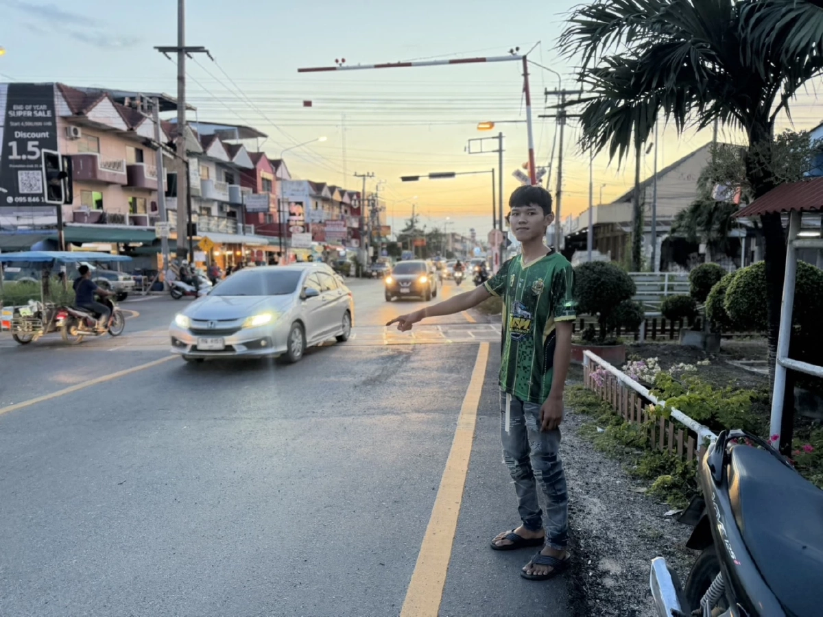 ไรเดอร์ผวา! ไม้กั้นรถไฟ ไม่ทำงาน-ไร้เงาเจ้าหน้าที่ รถไฟเบรกทันหวุดหวิด
