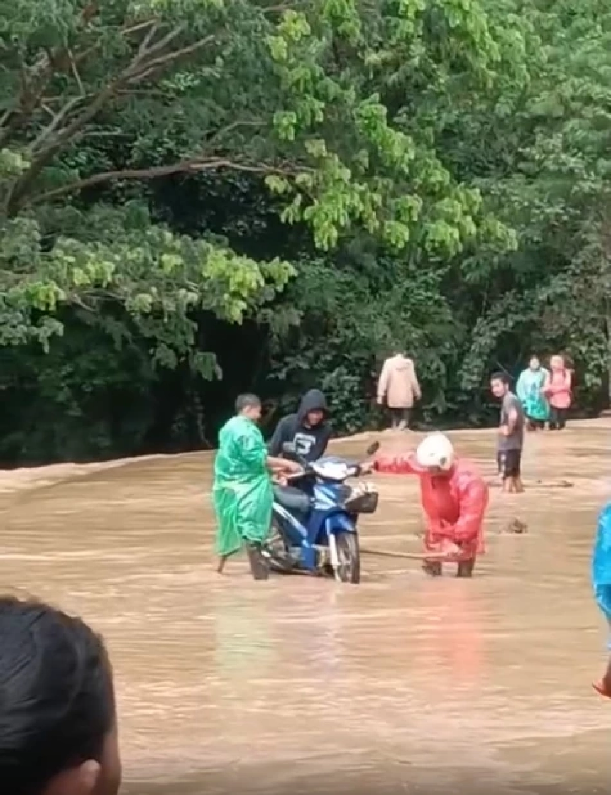 แม่ฮ่องสอนอ่วม! ฝนตกหนักน้ำป่าซัด 3 อำเภอ ถนนตัดขาดการเดินทาง