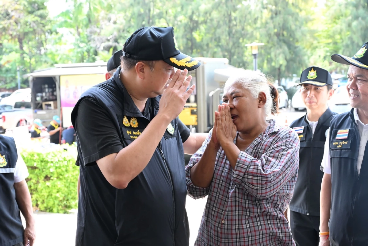 ดูแลครบทุกชีวิต! "รมว.สุชาติ" ลงลาดกระบัง ขนเสบียงช่วยทั้งคนทั้งสัตว์