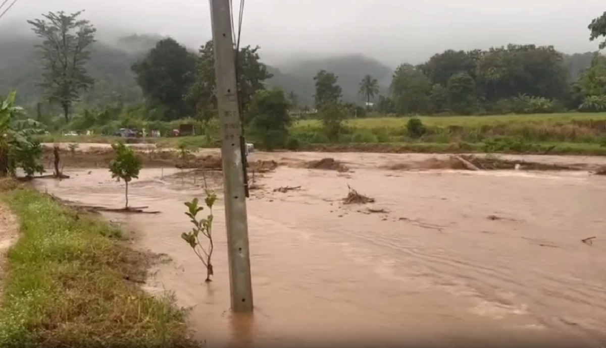 แม่ฮ่องสอนอ่วม! ฝนตกหนักน้ำป่าซัด 3 อำเภอ ถนนตัดขาดการเดินทาง