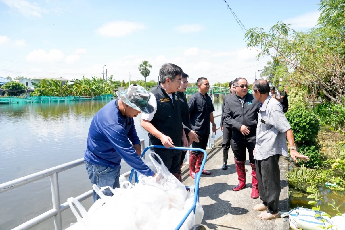 กรมชลฯ ส่งความช่วยเหลือถึงชาวหนองจอก มอบถุงยังชีพผ่านผู้นำชุมชน เร่งจัดการน้ำ บรรเทาความเดือดร้อน
