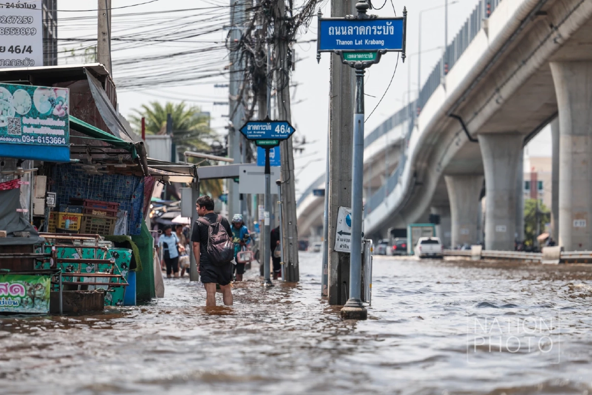 กองทัพเรือ เร่งเดินเครื่องเรือผลักดันน้ำ ช่วยชาวลาดกระบัง หลังน้ำขัง-เน่าเสีย