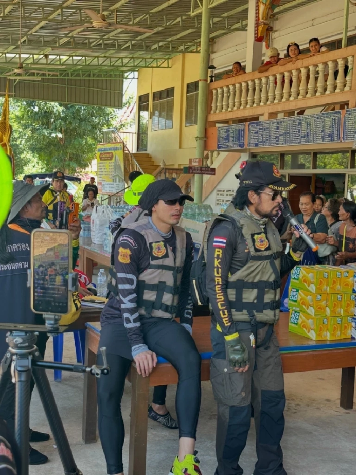 เฉลยแล้ว! 'พระเอกจิตอาสา' ลุยน้ำท่วมปราจีนบุรี ที่แท้คือใคร ทั้งพายเรือ-ขับรถไถ