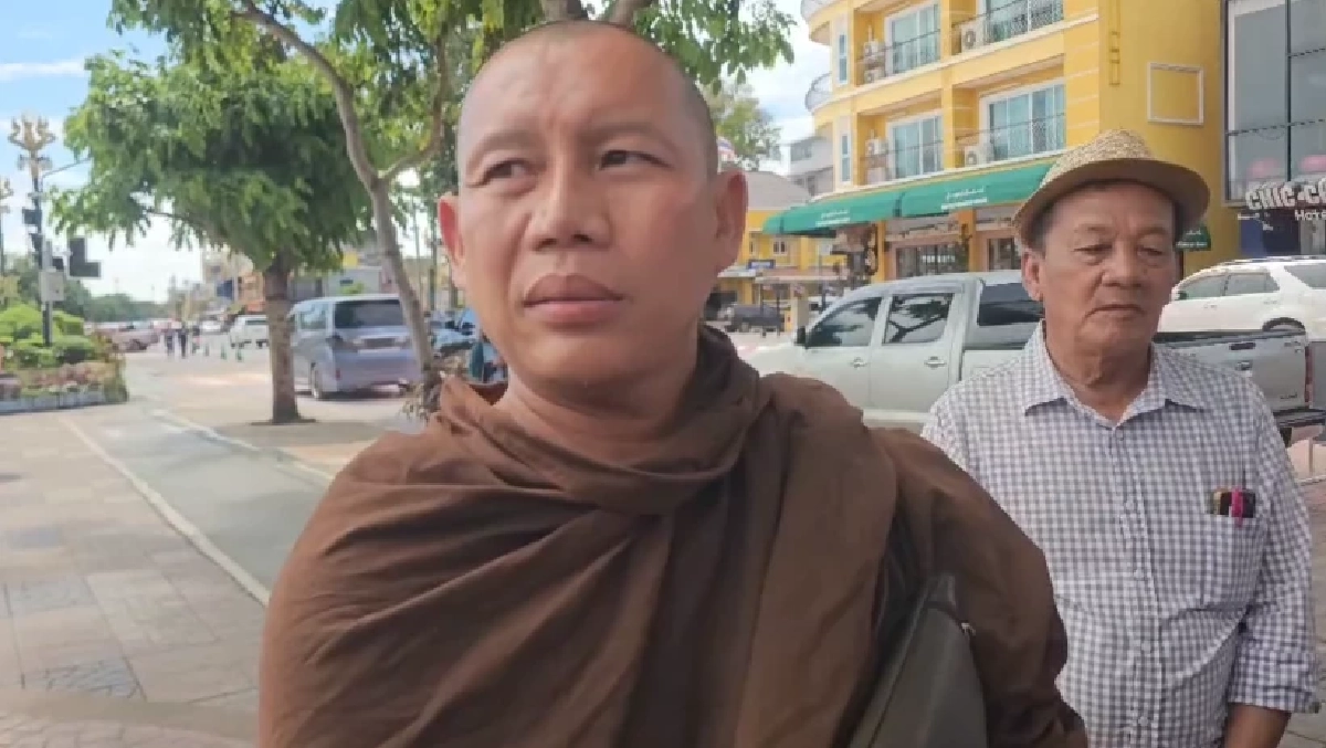 สามเณร ทำพิธีขอขมา องค์ปู่พญาศรีสัตตนาคราช หลังจุดพลุถวาย จนเพลิงไหม้