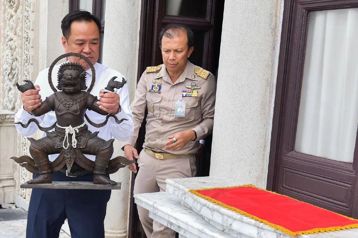 องค์นรสิงห์จำลอง สิ่งศักดิ์สิทธิ์ประจำตึกไทยคู่ฟ้า