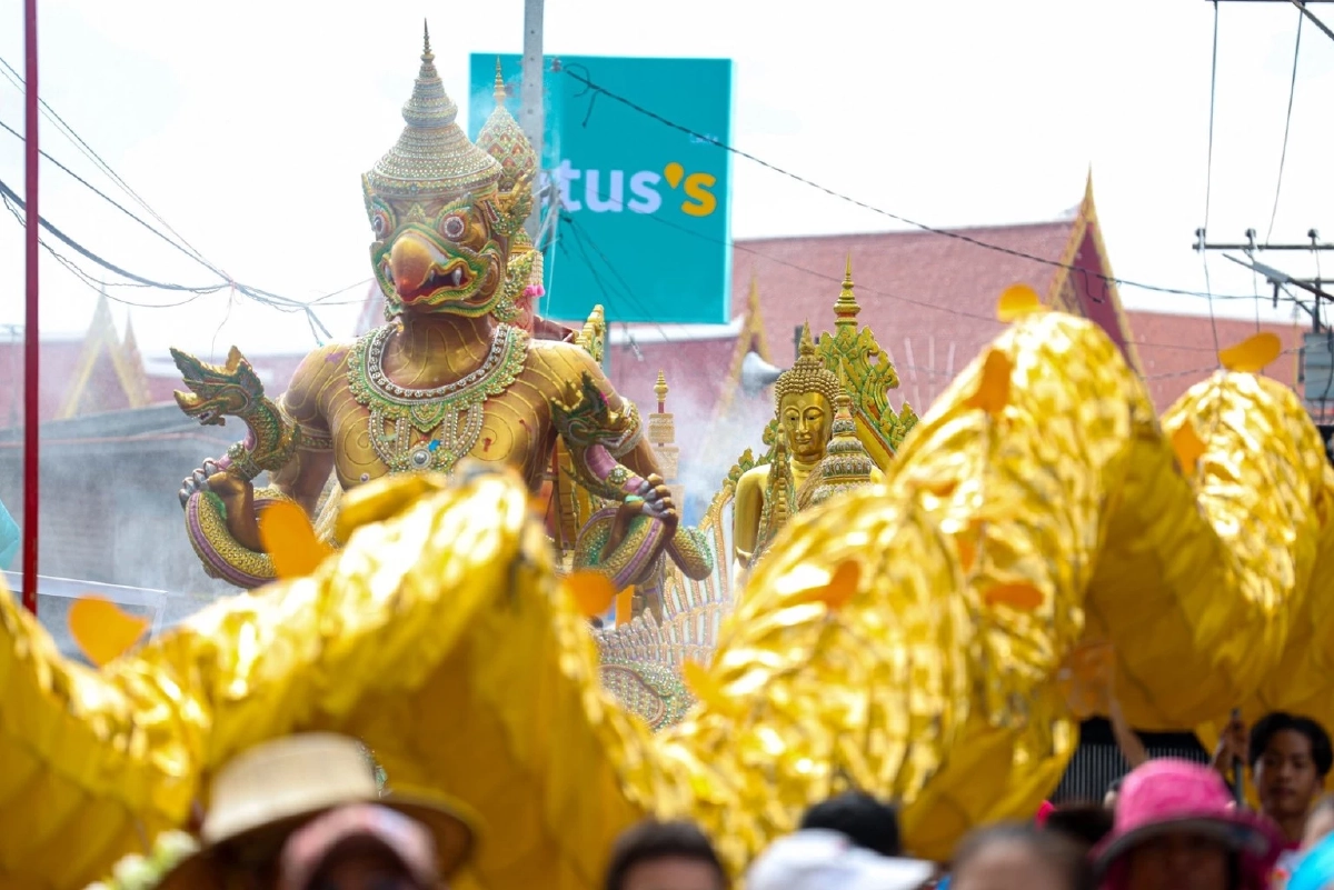 ประมวลภาพ "ประเพณีรับบัว" 2568 อำเภอบางพลี 1 เดียวในโลก