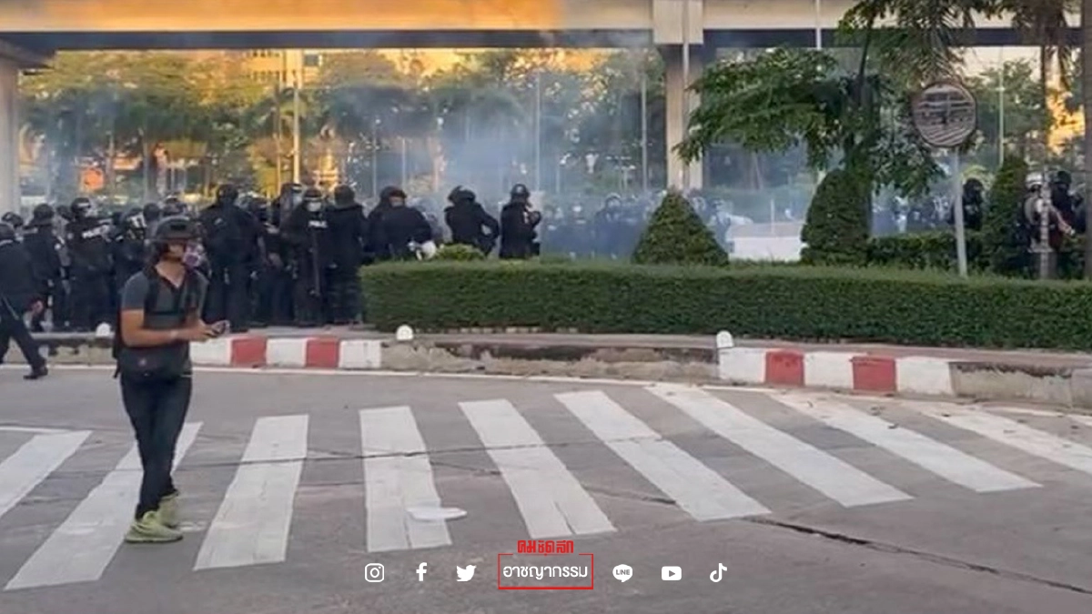 ด่วน "ม็อบทะลุฟ้า"เปิดฉากถล่ม"วิภาวดีรังสิต" ยิงระเบิดประทัดใส่ตำรวจ ด่วน "ม็อบทะลุฟ้า"เปิดฉากถล่ม"วิภาวดีรังสิต" ยิงระเบิดประทัดใส่ตำรวจ