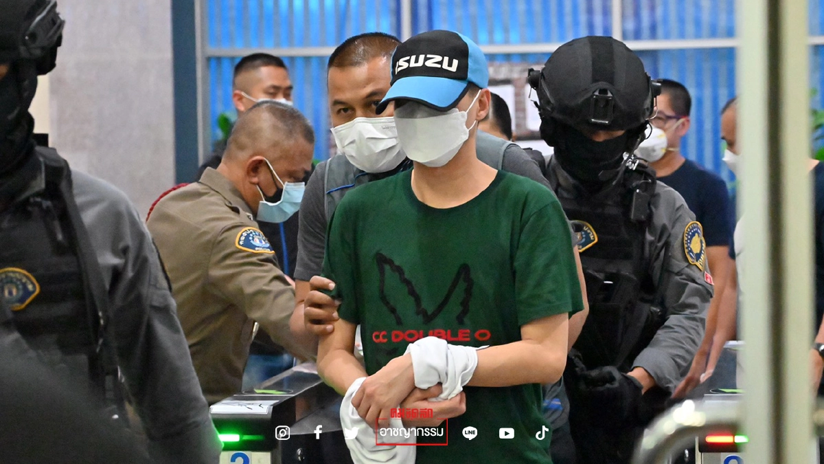 นาที "ผู้กำกับโจ้" ขอเข้ามอบตัว ลั่น พี่ยืนคนเดียวนะอย่ามีอาวุธ นาที "ผู้กำกับโจ้" ขอเข้ามอบตัว ลั่น พี่ยืนคนเดียวนะอย่ามีอาวุธ