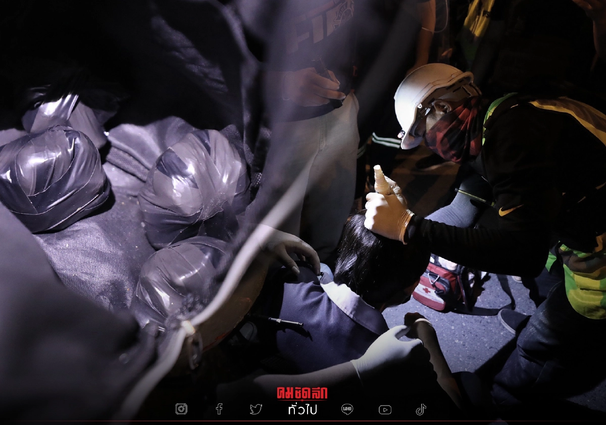 ชาว "ดินแดง" คุมตัวชายต้องสงสัย ค้นกระเป๋าพบวัตถุคล้ายระเบิด