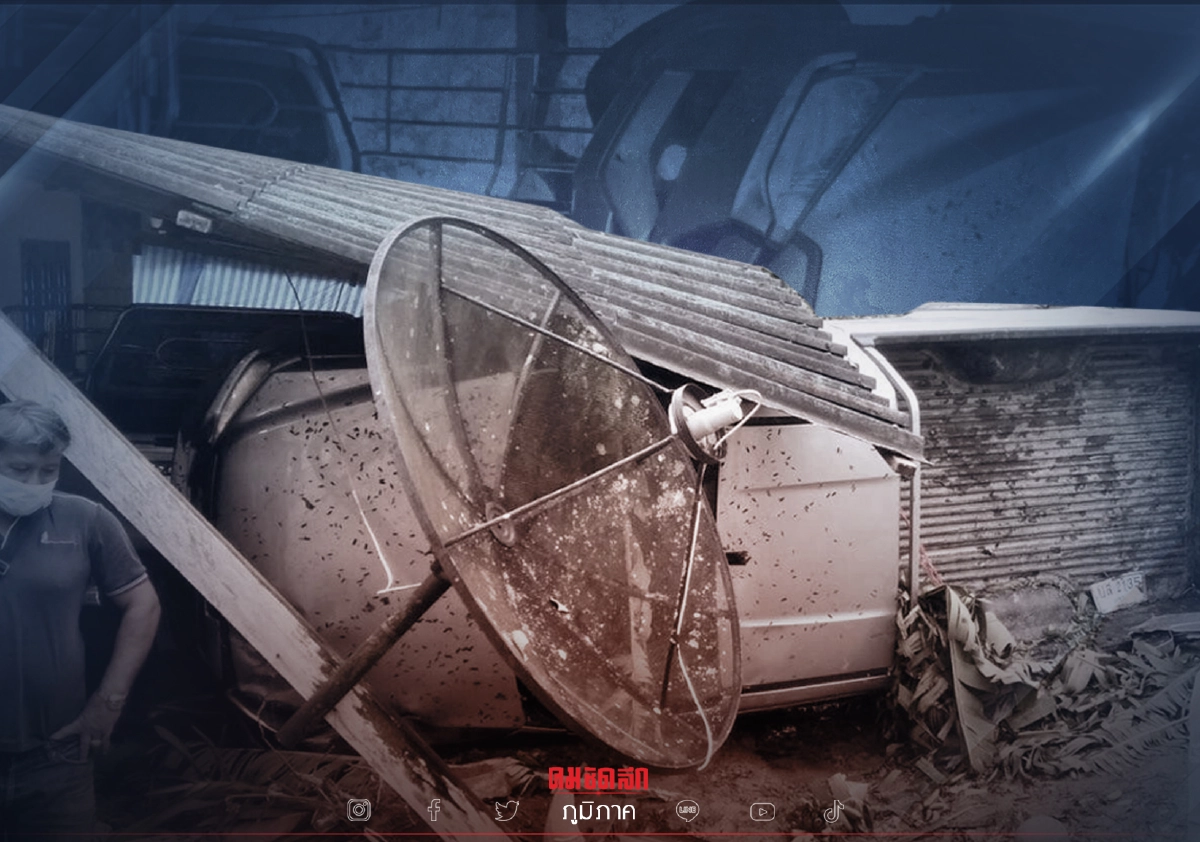 กระบะเสียหลัก พุ่งเข้าโรงรถ "ชาวบ้าน" เดชะบุญบาดเจ็บเล็กน้อย