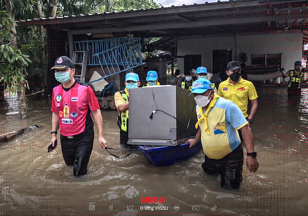 จิตอาสาสอบสวนกลาง เร่งช่วยเหลือประชาชนประสบภัยน้ำท่วม