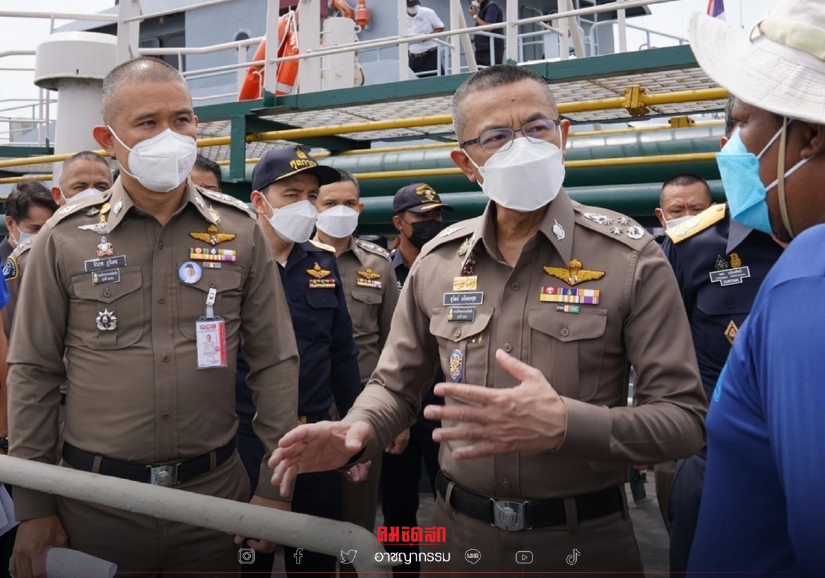 ผบ.ตร.ลุยเอง บุกจับเรือ "น้ำมันเถื่อน" บรรทุกดีเซล 1.2 ล้านลิตร กลางอ่าวไทย ผบ.ตร.ลุยเอง บุกจับเรือ "น้ำมันเถื่อน" บรรทุกดีเซล 1.2 ล้านลิตร กลางอ่าวไทย